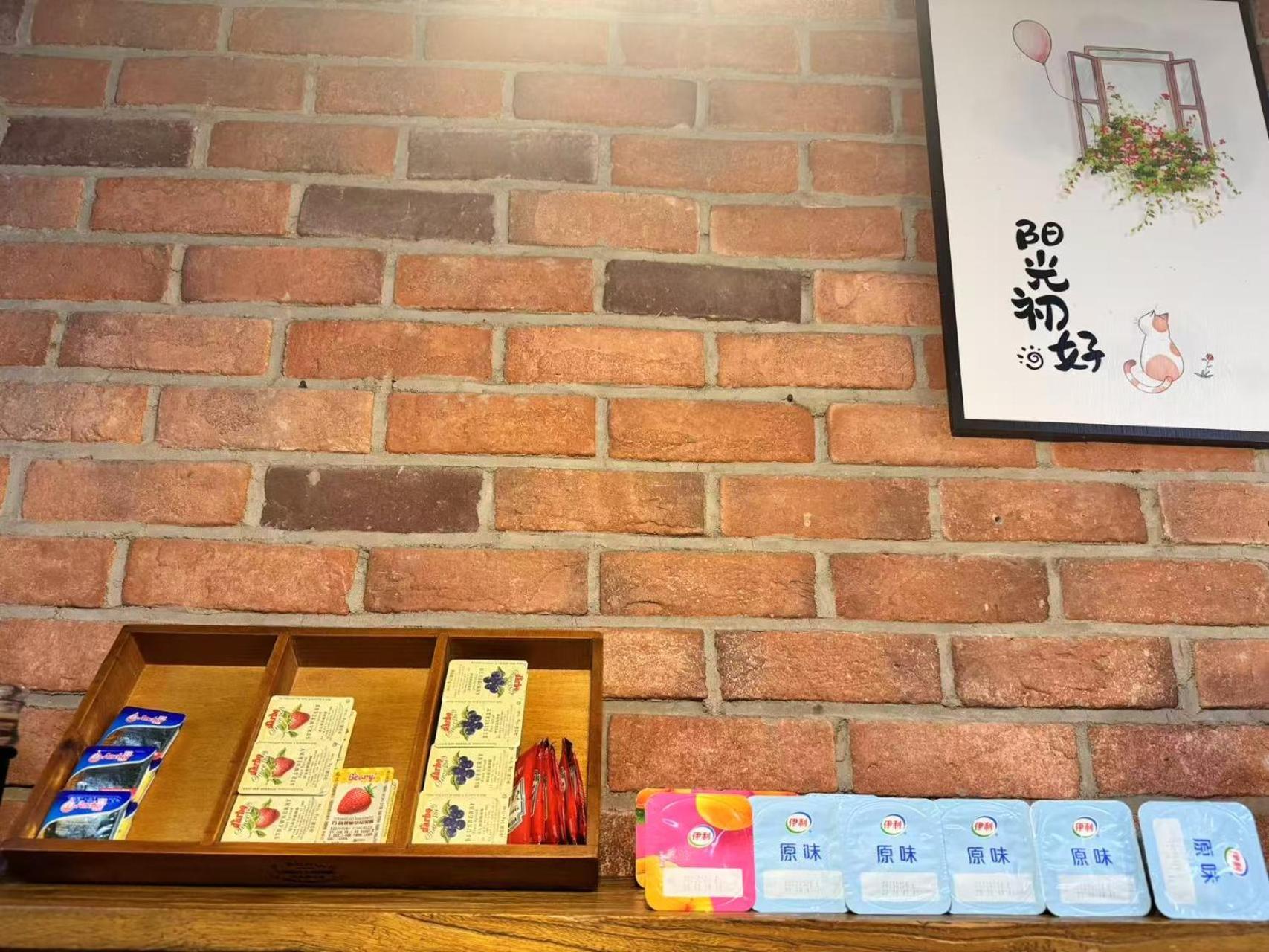 Nostalgia Guozijian Ghost Street - Near Temple, Beihai Park, Jingshan Park, Drum Tower, Houhai Bar Street, Tian'anmen Square, Located In Traditional Hutongs, 5 Minutes Away From Beixinqiao Metro Station