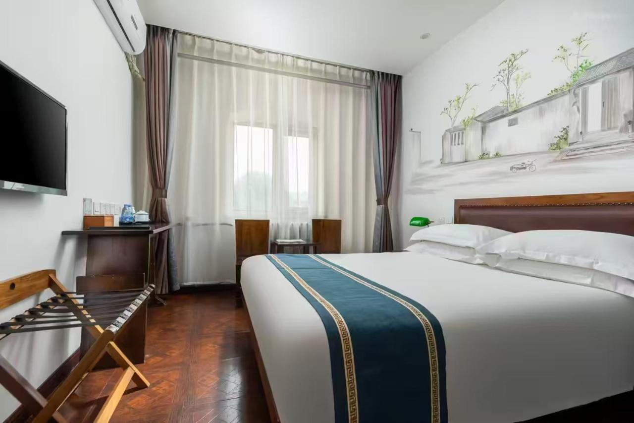 Nostalgia Guozijian Ghost Street - Near Temple, Beihai Park, Jingshan Park, Drum Tower, Houhai Bar Street, Tian'anmen Square, Located In Traditional Hutongs, 5 Minutes Away From Beixinqiao Metro Station 3*
