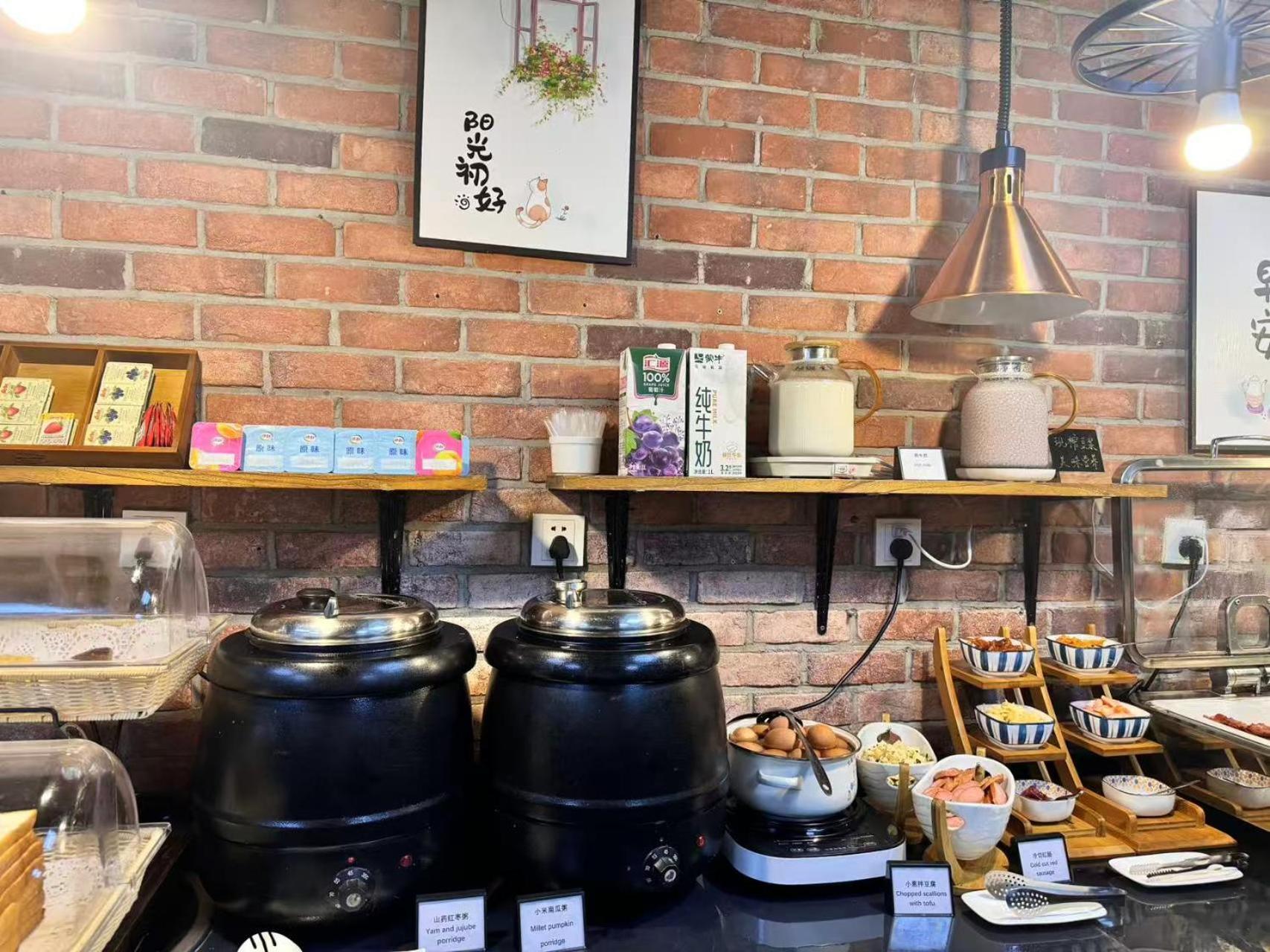 Nostalgia Guozijian Ghost Street - Near Temple, Beihai Park, Jingshan Park, Drum Tower, Houhai Bar Street, Tian'anmen Square, Located In Traditional Hutongs, 5 Minutes Away From Beixinqiao Metro Station Hotel